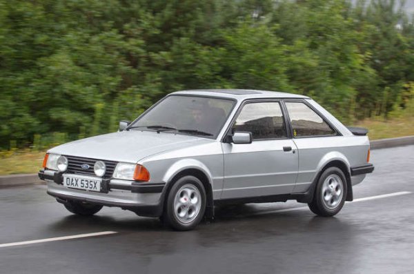 Със своя първи Escort с предно предаване, Ford Europe трябваше да внесе така необходимата агресия в гамата. В желанието си да се разграничи от моделите със задно задвижване с марката RS, компанията взе буквите XR от американския Mercury Cougar XR-7.
Въпреки че XR3 никога не е бил сериозен съперник като  динамика и производителност на Volkswagen Golf GTI, някои хващащи окото добавки към каросерията &ndash; като този спойлер на багажника - компенсираха скромната мощност от едва 95 к.с. 